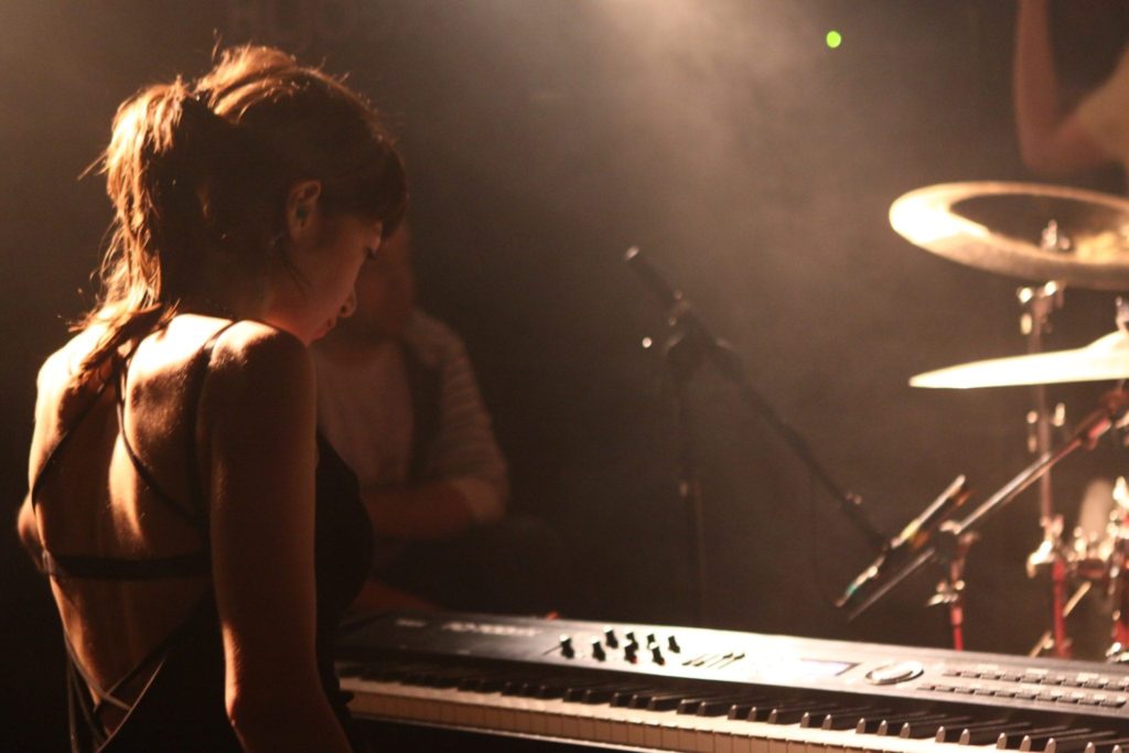 VIKA GOES WILD oder die Geburt des Metal-Pianos